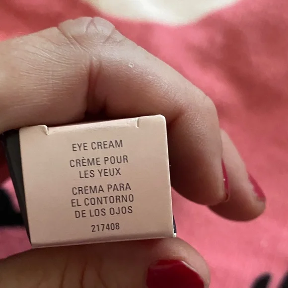 Mary Kay TimeWise Eye Cream - Soft Pink and Black - Picture 4 of 4